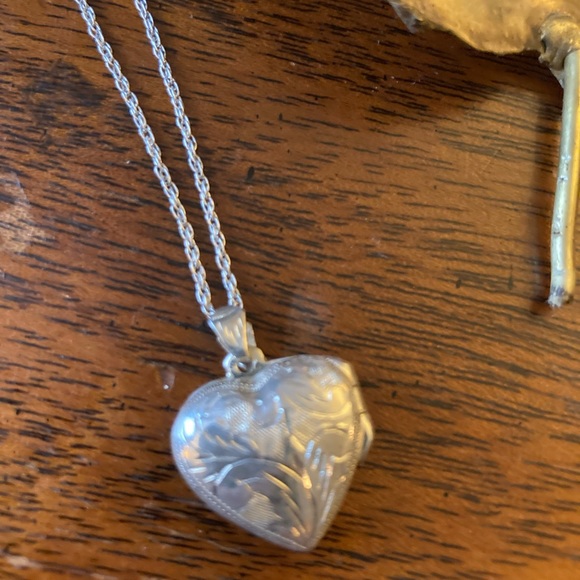 Vintage gorgeous sterling silver locket. Chain length 9”. Mother’s Day - Picture 4 of 6